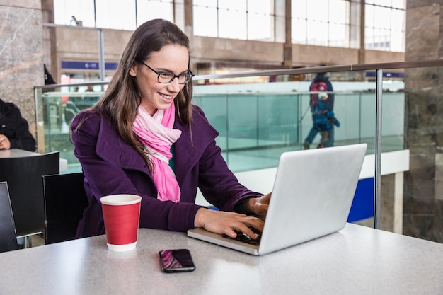 Jeune femme à l&#39;intérieur de la gare ou de l&#39;aéroport