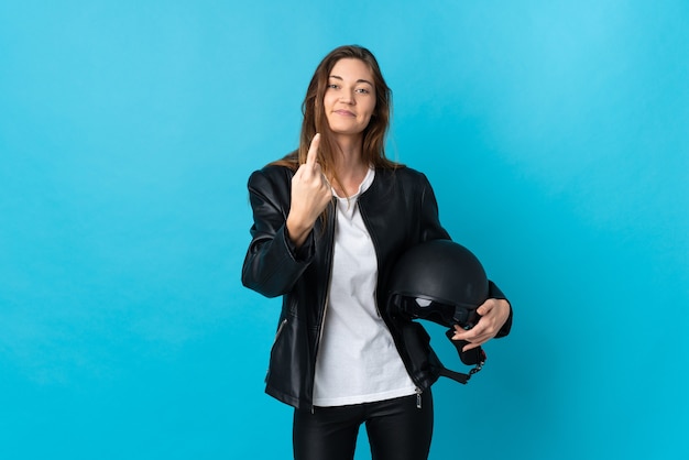 Jeune femme irlandaise tenant un casque de moto isolé