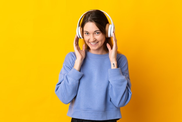 Jeune femme d'Irlande isolée à l'écoute de la musique