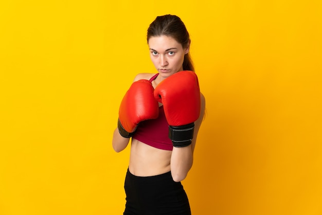 Jeune femme d'Irlande isolée avec des gants de boxe