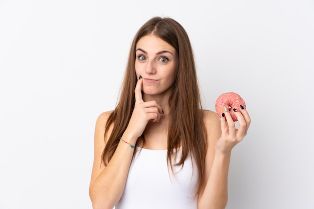 Jeune, femme, isolé, blanc, mur, tenue, beignet