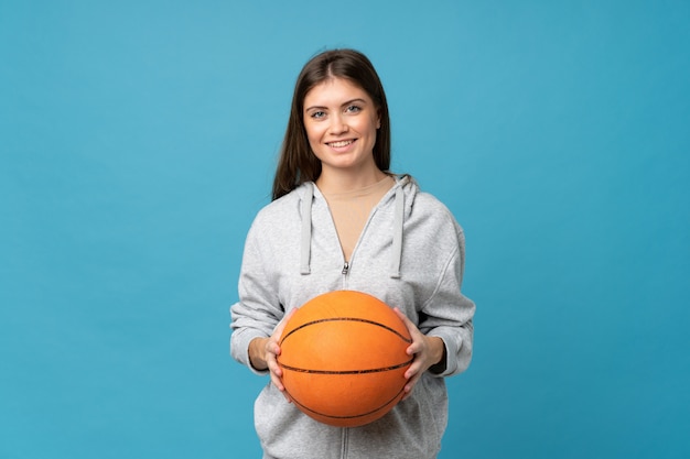 Jeune, femme, isolé, bleu, balle, basket-ball