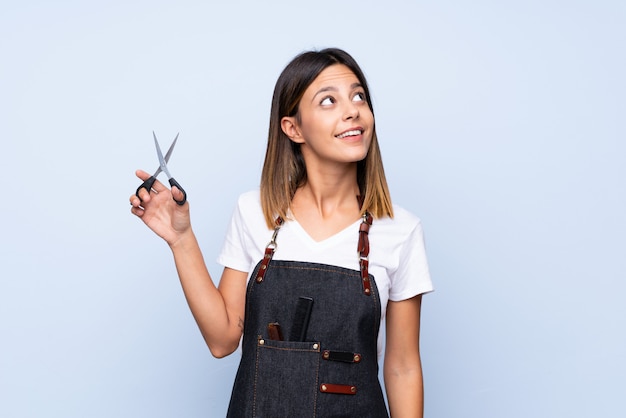 Jeune femme, sur, isolé, bleu, à, coiffeur, ou, coiffeur, robe, recherche