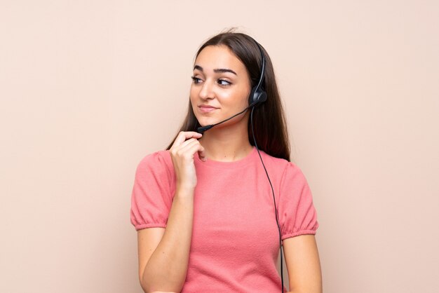 Jeune, femme, isolé, fonctionnement, casque à écouteurs