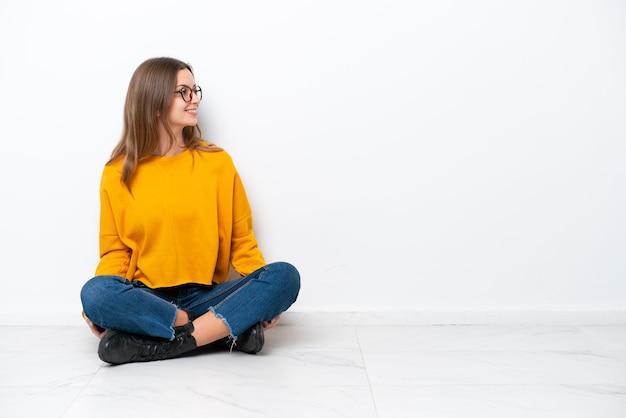 Jeune, femme, isolé, fond