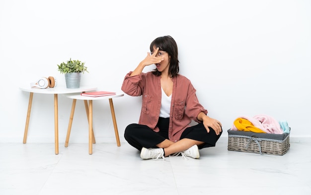 Jeune, femme, isolé, fond