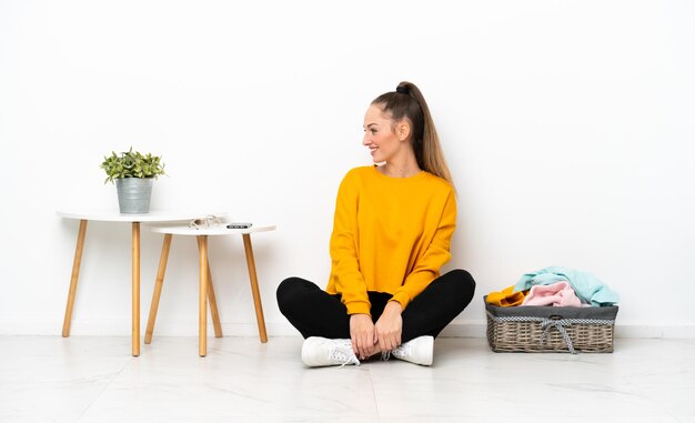 Jeune, femme, isolé, fond