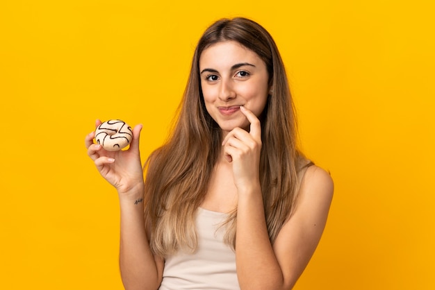 Jeune, femme, isolé, jaune, mur, tenue, beignet