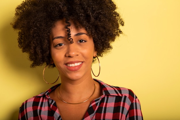 Jeune, femme, isolé, jaune, mur