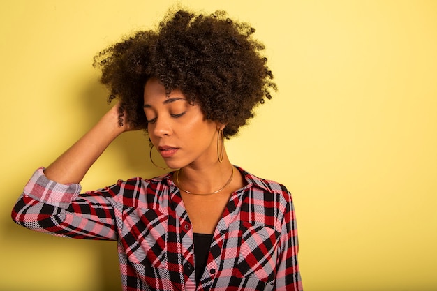 Jeune, femme, isolé, jaune, mur