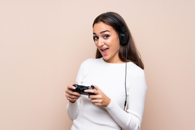 Jeune femme, sur, isolé, jouer, à, jeux vidéo