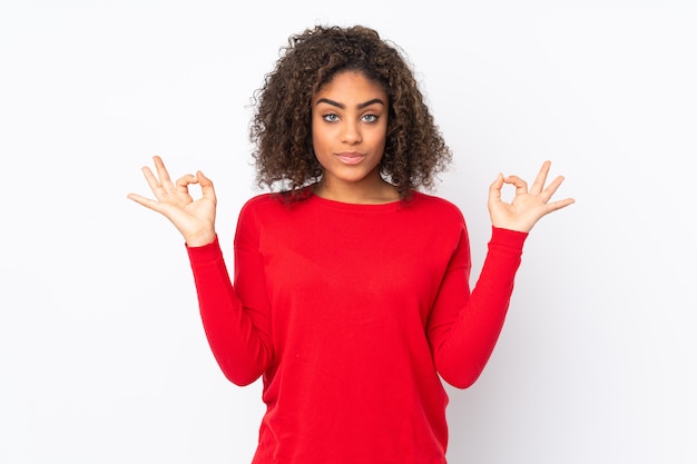 Jeune, femme, isolé, mur, zen, pose