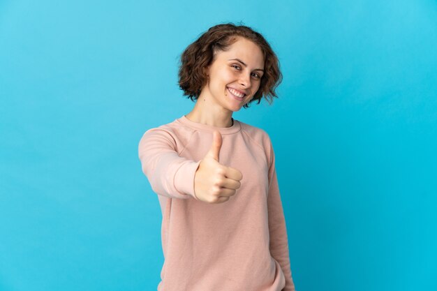 Jeune femme, isolé, à, pouces haut