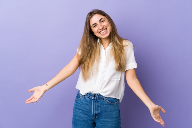 Jeune, femme, isolé, pourpre, mur, heureux, Sourire