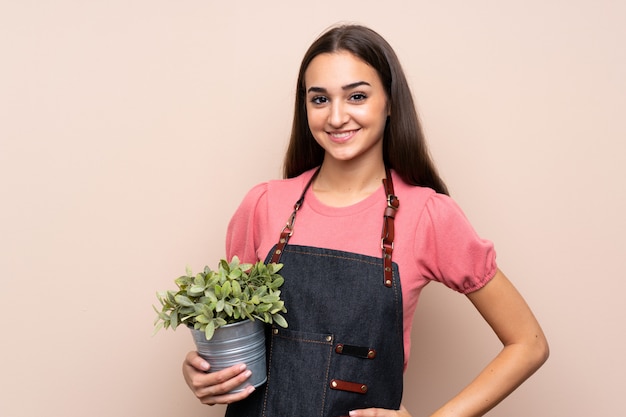 Jeune, femme, isolé, prendre, pot fleurs