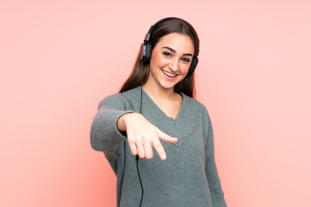 Jeune, femme, isolé, rose, mur, écoute, musique