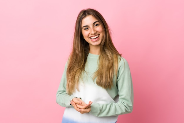 Jeune femme, sur, isolé, rose, mur, rire