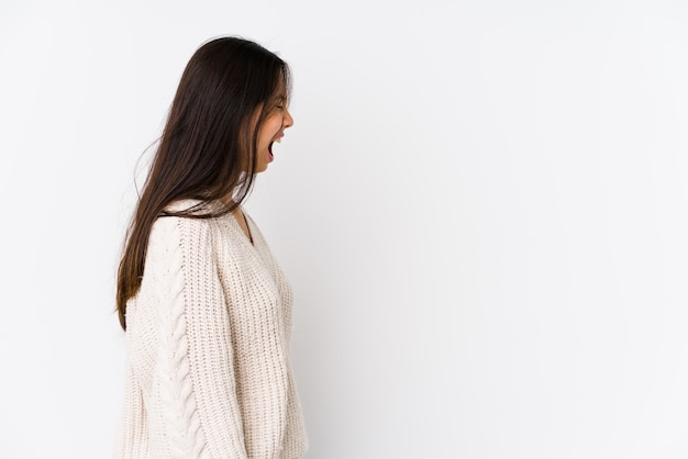 Jeune femme isolée criant vers un espace de copie