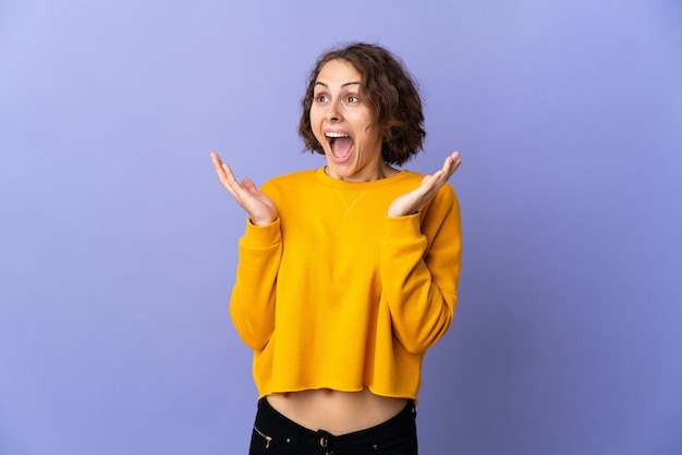 Jeune femme isolée avec une expression faciale surprise