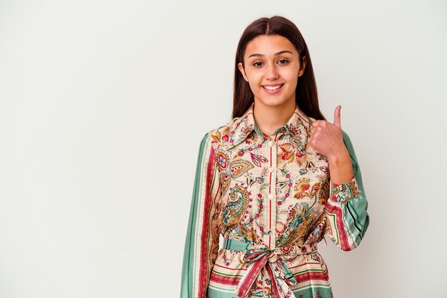 Jeune femme isolée sur un mur blanc souriant et levant le pouce vers le haut