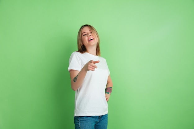 Jeune femme isolée sur le mur du studio vert