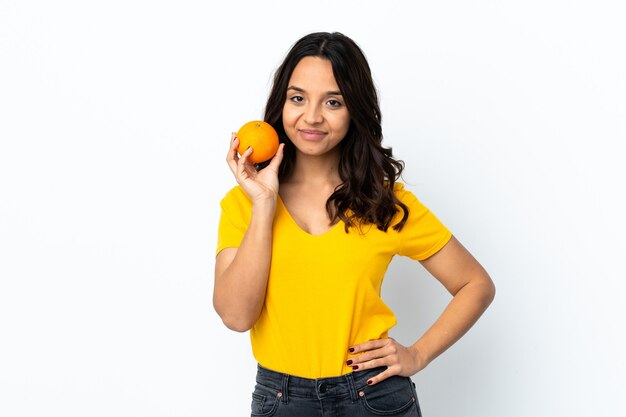 Jeune femme isolée tenant une orange