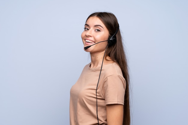 Jeune femme sur isolée travaillant avec casque