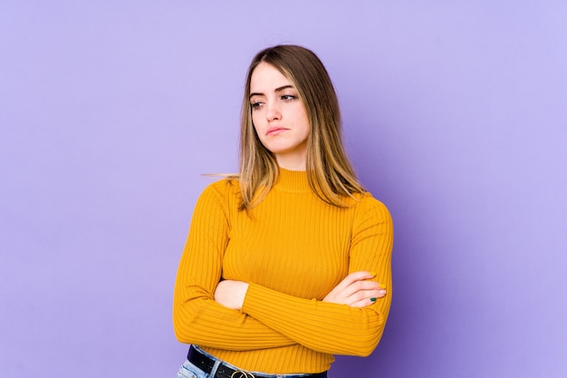 Jeune femme isolée sur violet à la triste