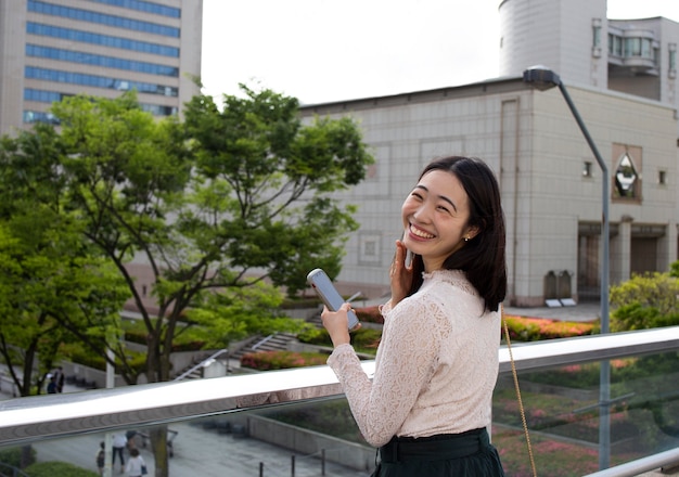 Photo jeune femme japonaise dans un environnement urbain