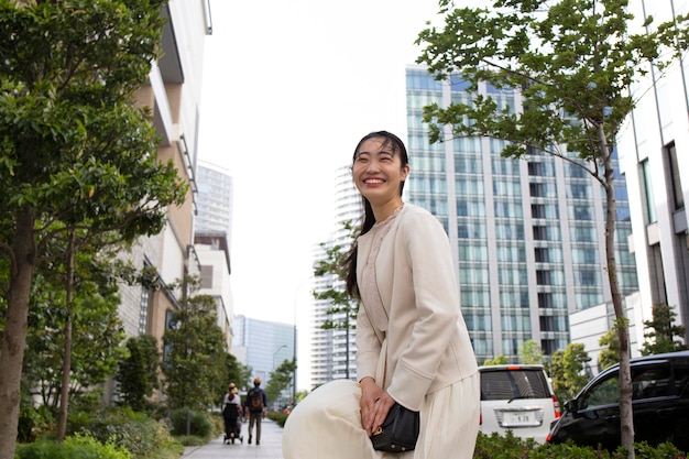 Photo jeune femme japonaise dans un environnement urbain