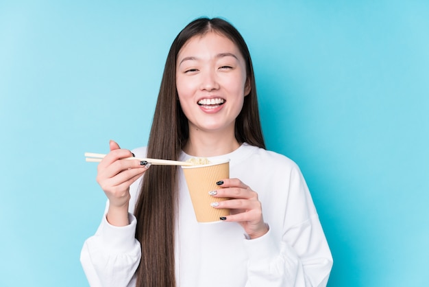 Jeune femme japonaise, manger des nouilles