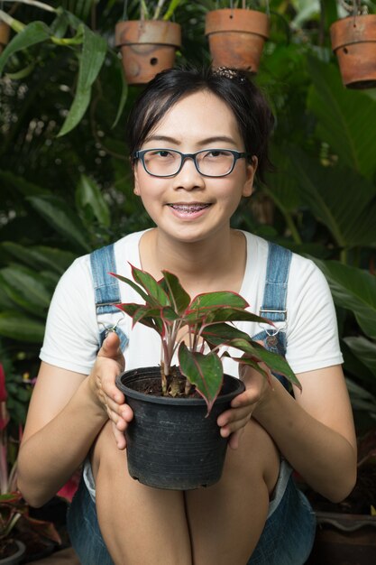 Jeune femme jardinage dans la nature.