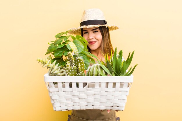 Jeune femme jardiner avec des plantes