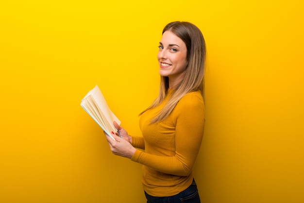 Jeune femme, jaune, livre, tenir lecture