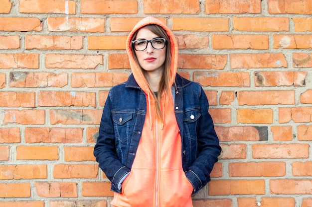 Jeune, femme, jean, veste, lunettes