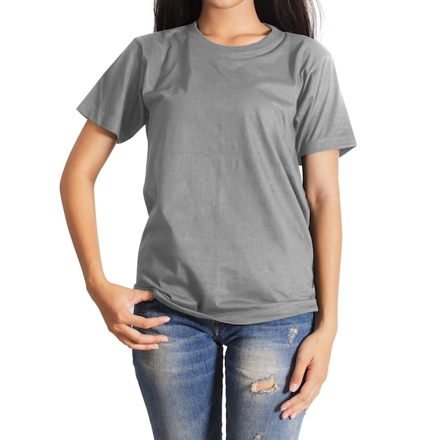 Jeune femme en jeans et T-shirt gris sur fond blanc