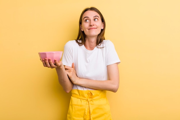 Jeune femme jolie chef adulte avec un bol vide