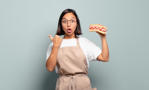 Jeune femme jolie chef. concept de restauration rapide