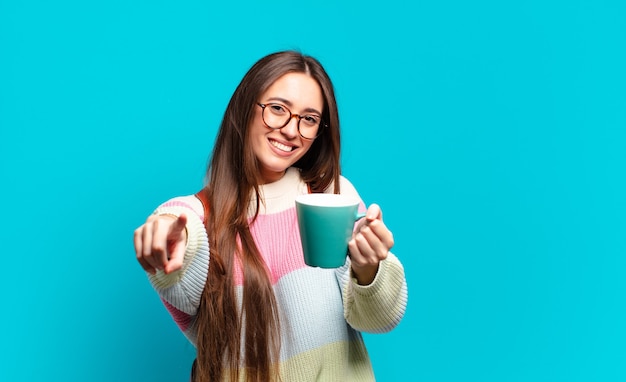 Jeune femme jolie étudiante avec une tasse de café