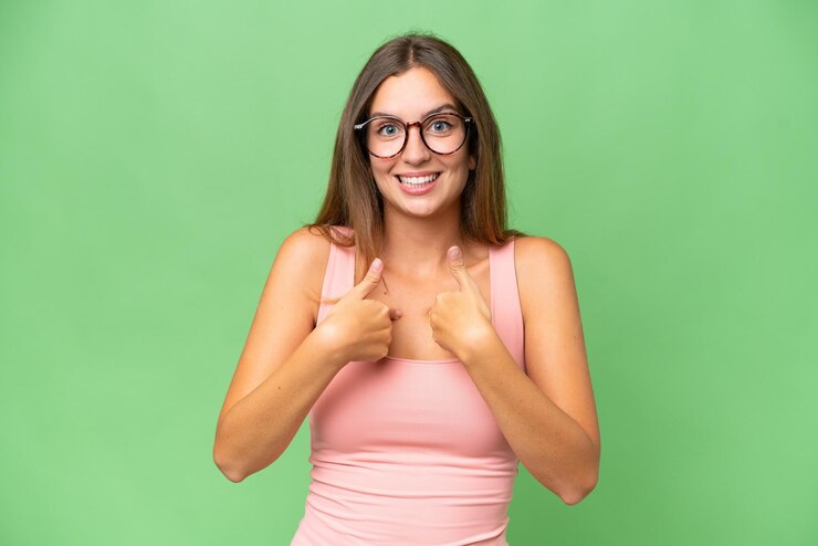 Photo une jeune femme jolie sur un fond isolé avec une expression faciale de surprise