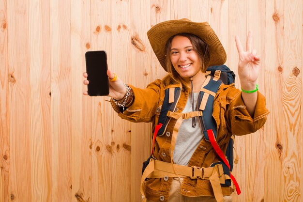 Jeune femme jolie voyageur avec un téléphone mobile