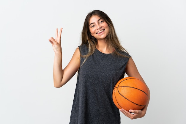 Jeune femme jouant au basket sur blanc souriant et montrant le signe de la victoire
