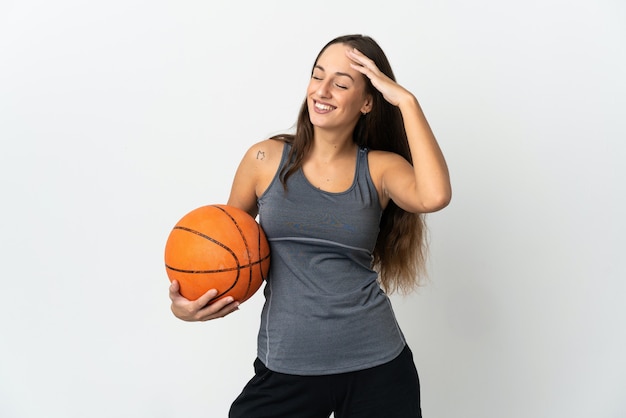 Jeune femme jouant au basket sur fond blanc isolé souriant beaucoup