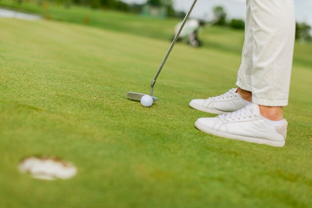 Jeune femme jouant au golf