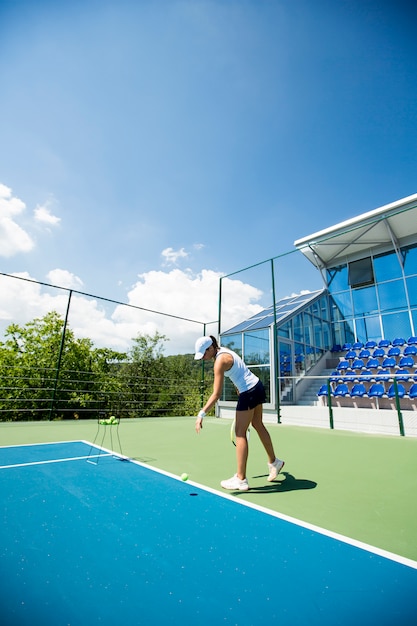 Jeune femme jouant au tennis