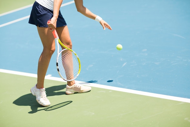 Jeune femme jouant au tennis