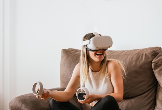 Jeune femme jouant dans le métaverse avec des lunettes de réalité virtuelle