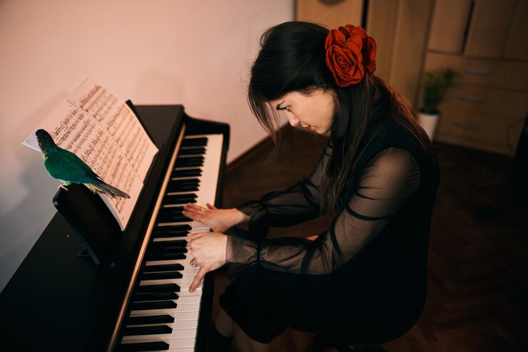 Une jeune femme jouant du piano