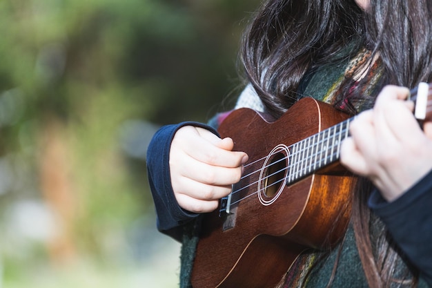 Jeune femme jouant du ukelele Espace ethnique et naturel Copyspace