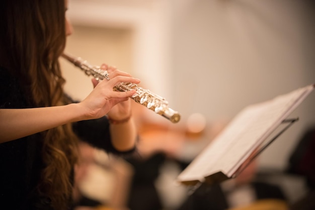 Une jeune femme jouant de la flûte au concert